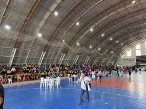 Feirão de empregos reúne centenas de pessoas no Ginásio Municipal