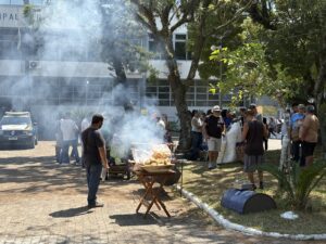 Em ato com “salchipão”, servidores de Alvorada mantêm pressão por 5% e presidente do SIMA afirma que prefeito “não estende linha de conversa”