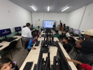CMEP Adelino Borba reinaugura laboratório de informática com 25 novos computadores em Alvorada